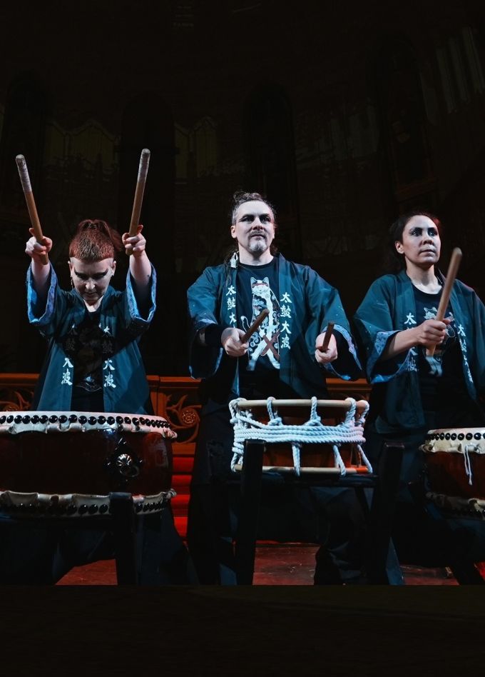 Taiko Drums Oo-Nami. Шоу японских барабанов